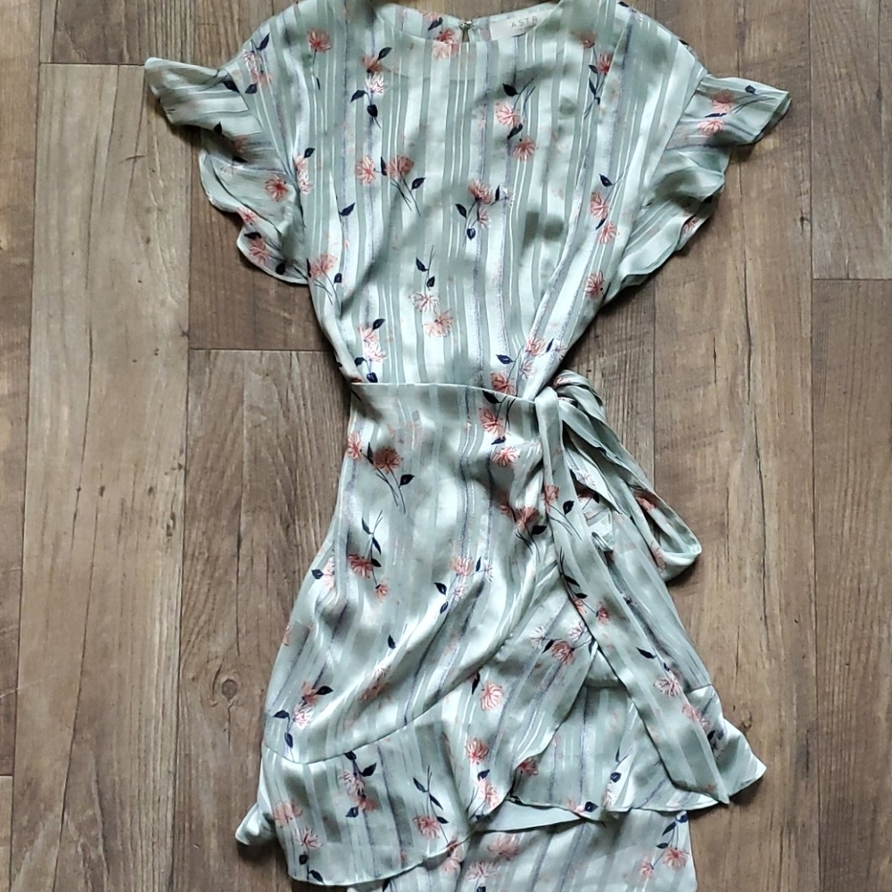 New w/o tags never been worn ruffled mini dress